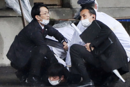 Thủ tướng Nhật bị ném bom khói: Vì sao người khống chế nghi phạm lại là ngư dân?