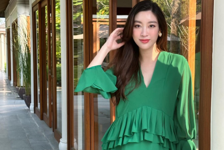 Vợ chủ tịch CLB Hà Nội mặc đơn giản vẫn sáng bừng vì gương mặt phúc hậu