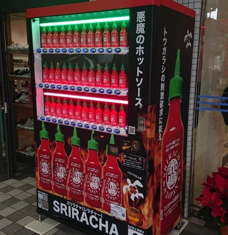 Máy bán hàng tự động này ở (Naha) Okinawa chỉ bán chai tương ớt Sriracha.
