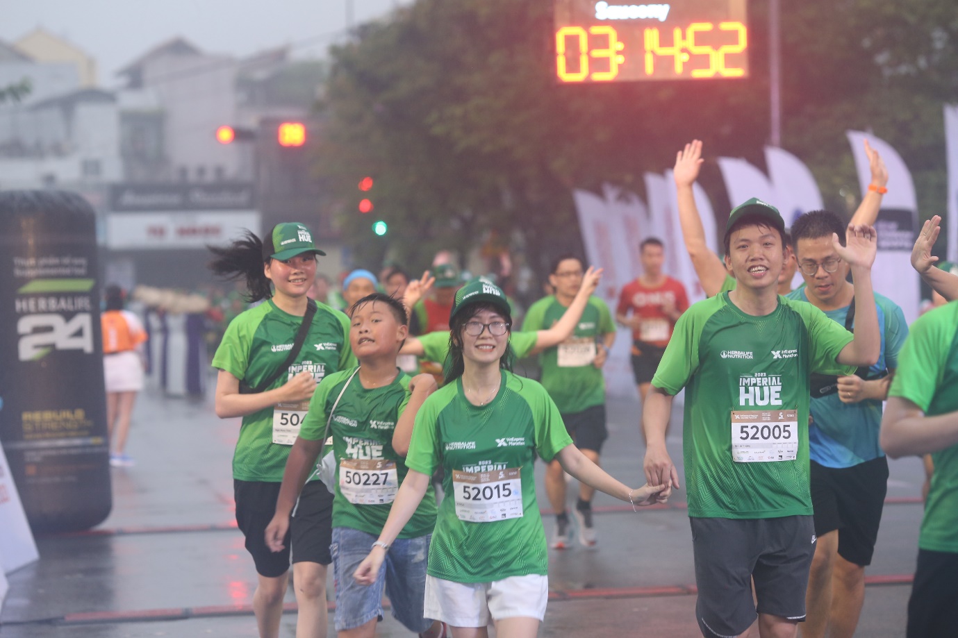 Không chỉ có sức lan tỏa khắp các vùng miền trên cả nước, VnExpress Marathon Imperial Huế 2023 còn thu hút khoảng 300 vận động viên quốc tế tham dự.