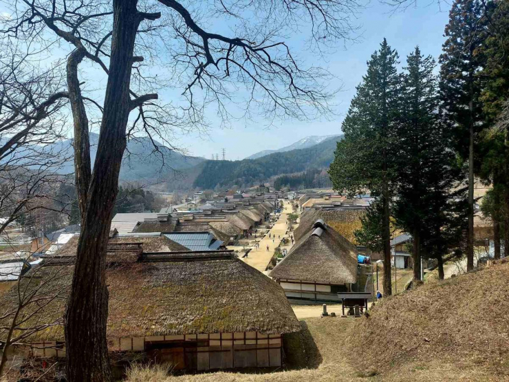 Thị trấn hiện tại đã được khôi phục theo nguyên bản từ thời Edo với những mái nhà tranh hai bên con đường rải nhựa. Trong đó đa phần là cửa hàng, nhà hàng và nhà trọ nhỏ.
