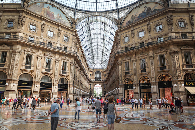 Milano: Gần như bị phá hủy sau vụ đánh bom nặng nề trong Thế chiến thứ hai, Milan đã được xây dựng lại và trở thành một trong những thành phố giàu có nhất ở châu Âu. Milan thu hút du khách với nhà hát Opera La Scala, Castello Sforzesco và một trong những nhà thờ Gothic lớn nhất thế giới.
