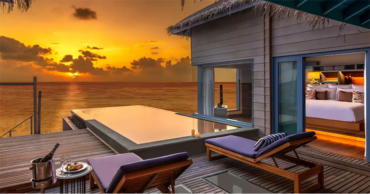 Raffles Maldives Meradhoo là thương hiệu khách sạn nổi tiếng thế giới ra mắt tại Maldives. Khu nghỉ dưỡng độc quyền chỉ có 38 biệt thự dành cho khách. Các biệt thự độc lập trên mặt nước, nằm ở vùng nước nông ngoài đảo chính. Chúng dường như đang nổi trên đại dương và cách duy nhất để đến đó là bằng thuyền.
