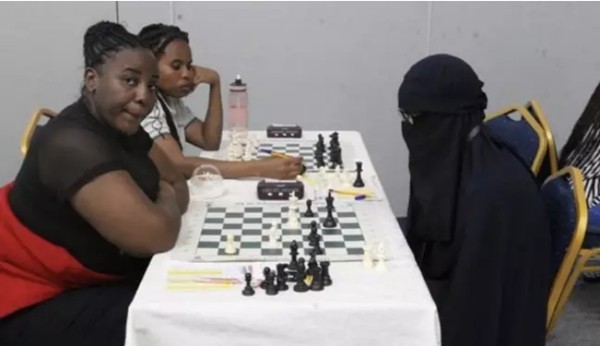 Tài năng của Omondi ấn tượng đến mức Ban Tổ chức sinh nghi. Ảnh: Chess Kenya.