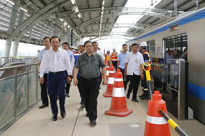 Thủ tướng Phạm Minh Chính và Bí thư Nguyễn Văn Nên kiểm tra, đi thử tàu trên tuyến metro số 1 (Bến Thành - Suối Tiên) ngày 15-4. Ảnh: Hoàng Triều