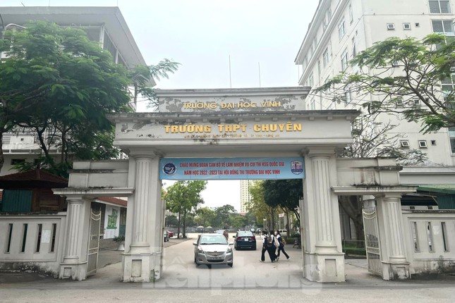 Trường THPT chuyên Đại học Vinh, nơi nữ sinh N. theo học