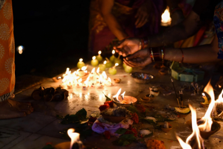 Ấn Độ: Cặp vợ chồng tự chế máy chém rồi tự làm lễ hiến tế khủng khiếp