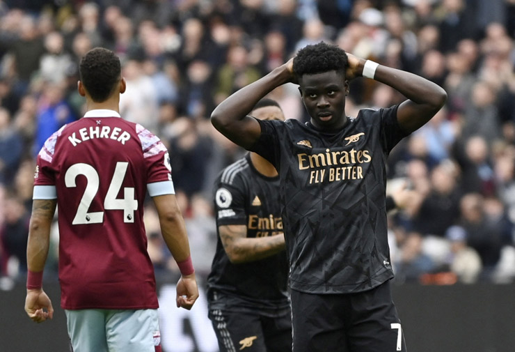 Arsenal hòa West Ham 2-2 dù sau khi Bukayo Saka đá hỏng phạt đền