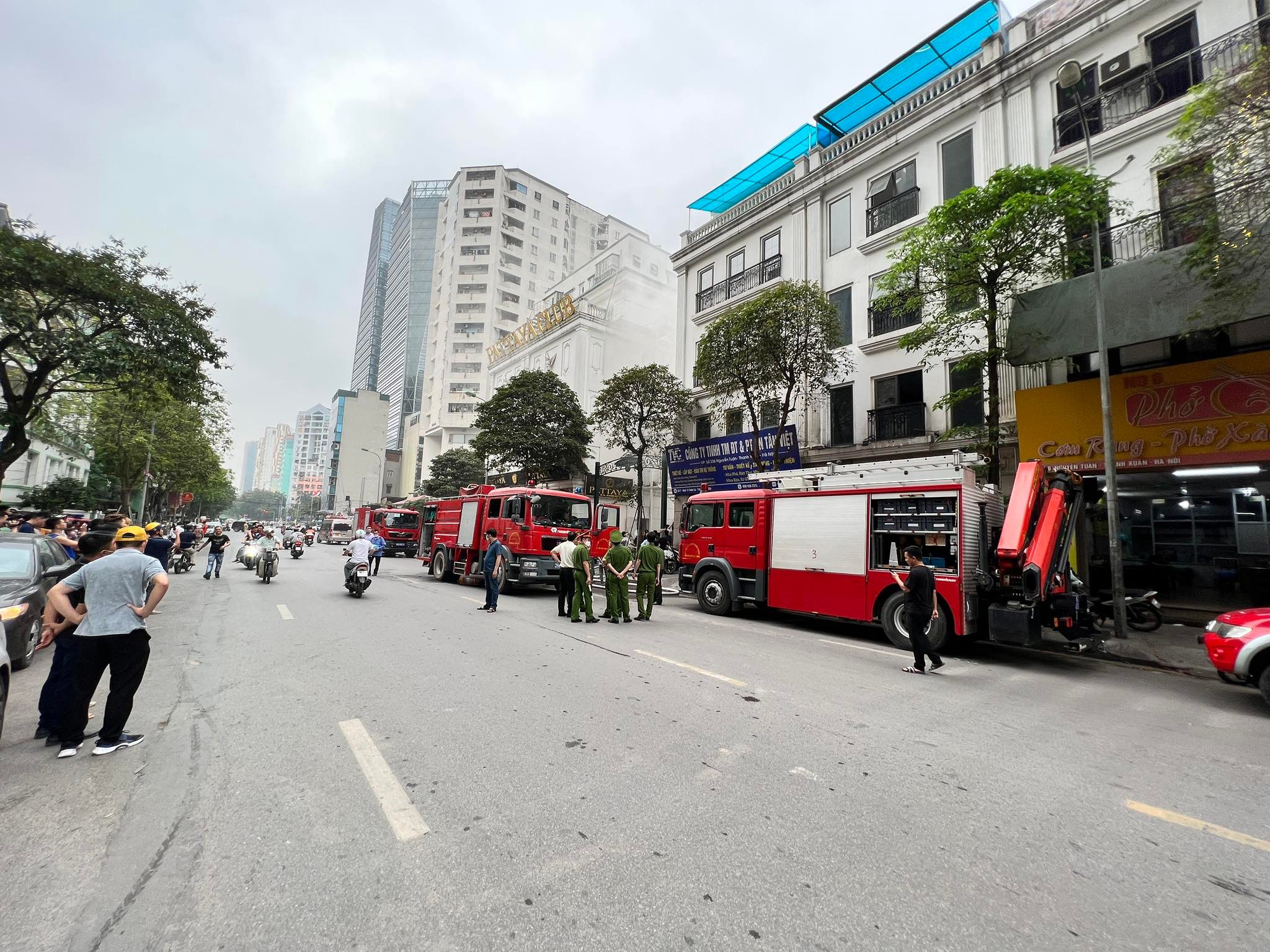 Cảnh sát có mặt tại hiện trường dập lửa