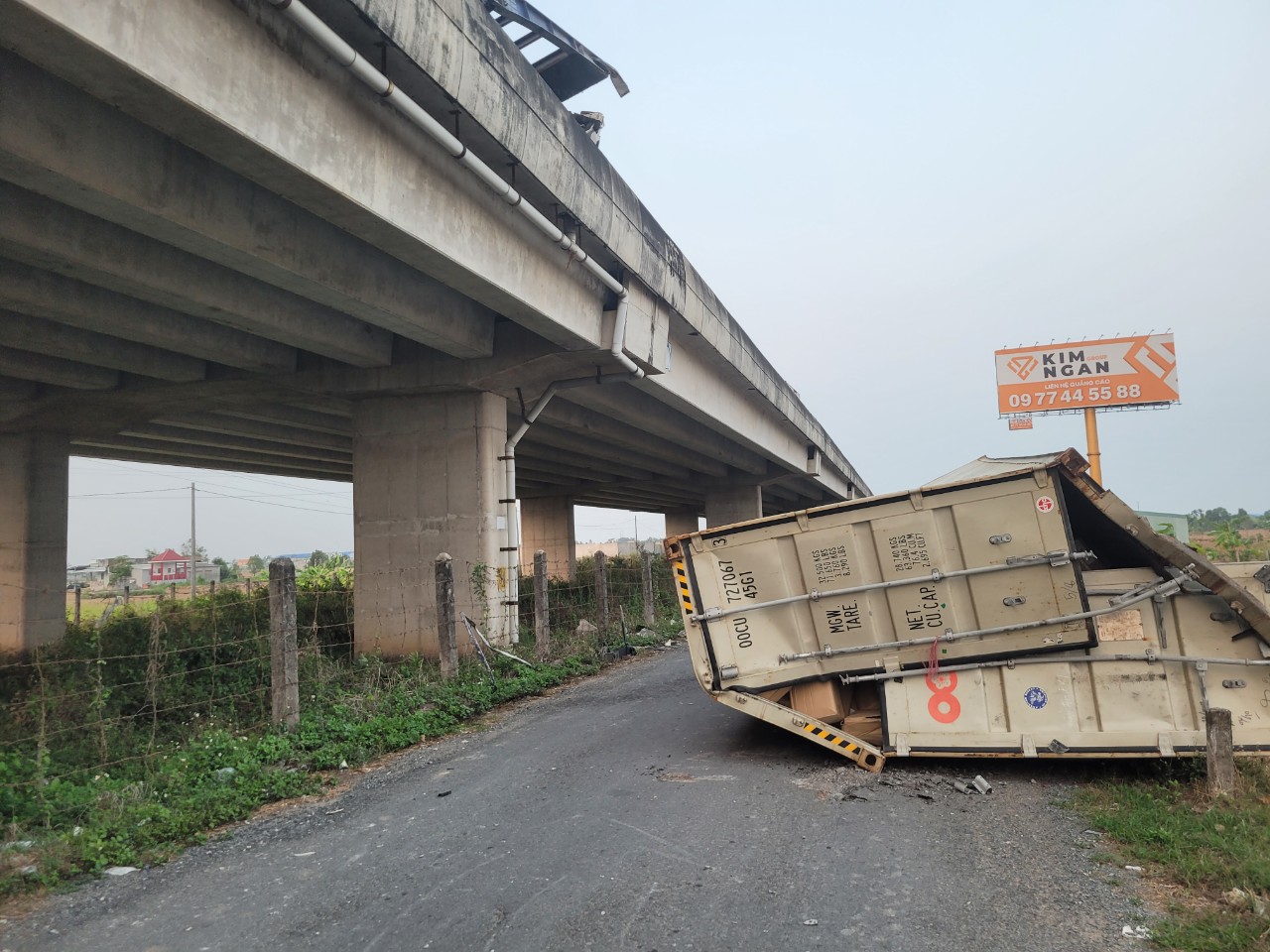 Thùng hàng container “bay” khỏi cao tốc sau tai nạn (ảnh: M.Đ)