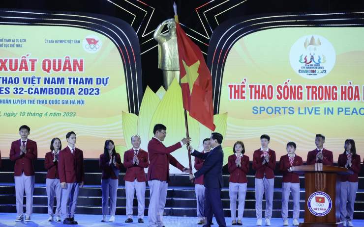 Phó Thủ tướng Chính phủ Lê Minh Khái trao cờ Tổ quốc cho Trưởng đoàn Thể thao Việt Nam tại SEA Games 32 Đặng Hà Việt, chúc Đoàn Thể thao Việt Nam thi đấu thành công, giành được nhiều thành tích xuất sắc tại SEA Games lần thứ 32.