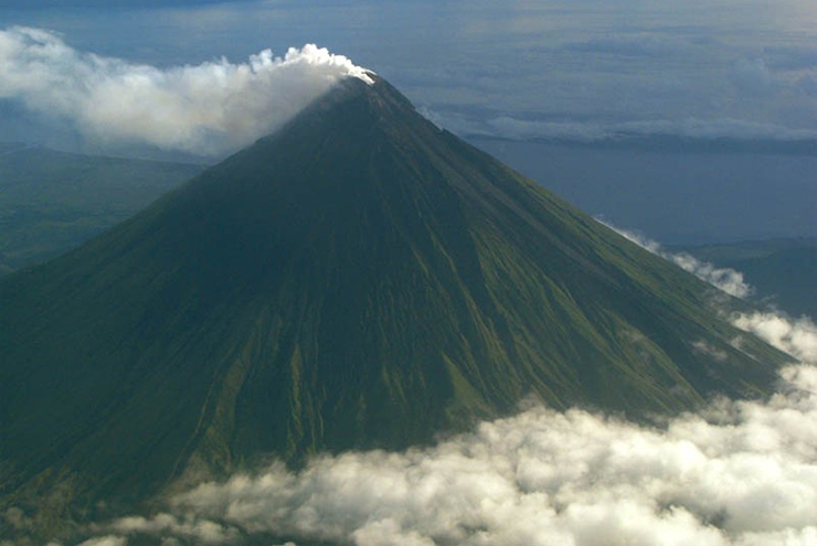 Núi lửa Mayon nổi tiếng vì dạng hình nón gần như hoàn hảo của nó. Mayon là ngọn núi lửa hoạt động mạnh nhất ở Philippines, đã phun trào hơn 49 lần trong 400 năm qua. Vụ phun trào khốc liệt nhất của Mayon xảy ra vào ngày 1/2/1814, tàn&nbsp;phá các thị trấn gần đó bằng đá núi lửa, khiến 2.200 người dân địa phương thiệt mạng.
