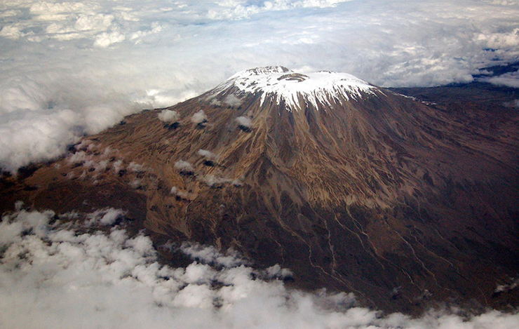 Núi Kilimanjaro là một núi lửa dạng tầng hiện không hoạt động, nằm&nbsp;ở phía đông bắc Tanzania, gần biên giới với Kenya. Ở độ cao 5.892m so với mực nước biển, Kilimanjaro là đỉnh núi cao nhất của Châu Phi và là ngọn núi đứng tự do cao nhất thế giới.
