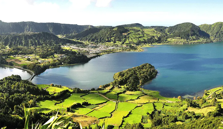 Các miệng núi lửa của Azores có 3 hồ lớn là Fogo, Furnas và Sete Cidades, sườn núi&nbsp;là các thảm thực vật rất phát triển.
