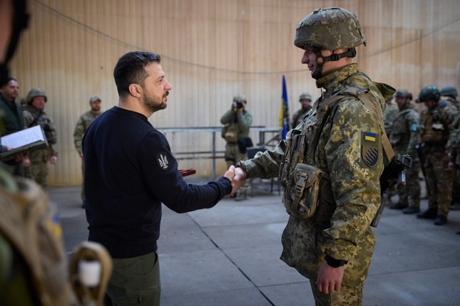 Một số hình ảnh của ông Zelensky trong chuyến thăm ngày 18/4. Ảnh: Văn phòng Tổng thống Ukraine