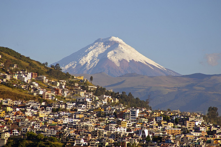 Cotopaxi là đỉnh núi cao thứ hai ở Ecuador, đạt độ cao 5.897m. Cotopaxi là một trong những ngọn núi lửa hoạt động mạnh nhất trên thế giới với hơn 50 lần phun trào kể từ năm 1738.
