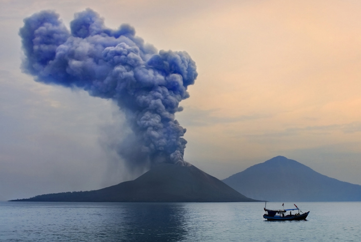 Krakatoa là một hòn đảo núi lửa nằm giữa Java và Sumatra. Vụ phun trào núi Krakatoa vào tháng 8/1883 là một trong những sự kiện núi lửa dữ dội nhất trong lịch sử hiện đại được ghi lại. Vụ phun trào tương đương với 200 megaton thuốc nổ, gấp khoảng 13.000 lần quả bom nguyên tử đã tàn phá Hiroshima.
