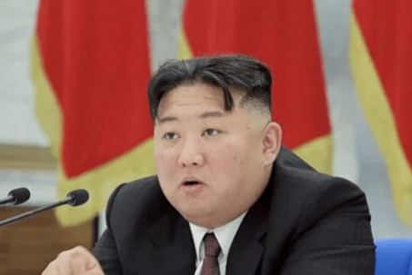 Ông Kim Jong Un ra lệnh phóng vệ tinh do thám quân sự đầu tiên