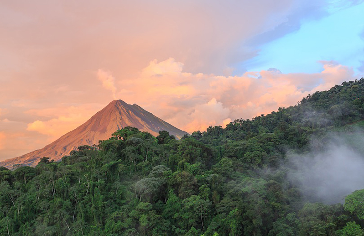 Núi lửa Arenal, là ngọn núi lửa hoạt động mạnh nhất của Costa Rica. Núi lửa Arenal cao 1.657m so với mực nước biển và nhìn ra hồ Arenal. Năm 1968, Arenal phun trào và phá hủy thị trấn nhỏ Tabacón. Do vụ phun trào, 3 miệng núi lửa khác đã được tạo ra ở sườn phía tây nhưng chỉ một trong số chúng vẫn tồn tại cho đến ngày nay.
