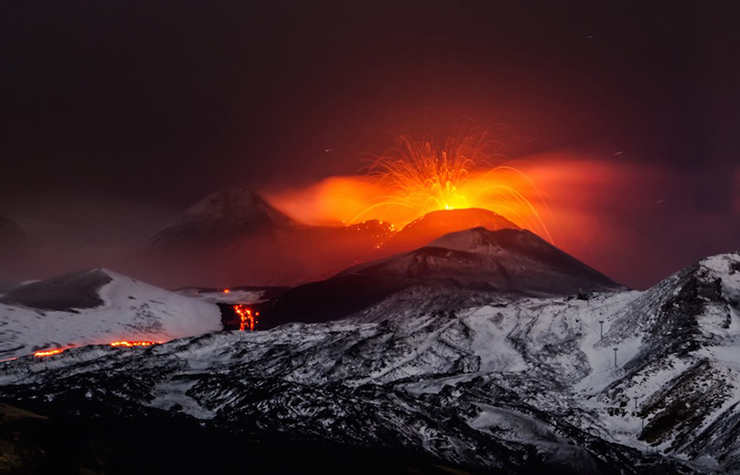 Núi Etna là ngọn núi lửa đang hoạt động lớn thứ hai ở châu Âu, hiện cao 3.329m. Nằm trên bờ biển phía đông của Sicily, đất núi lửa màu mỡ hỗ trợ nông nghiệp với những vườn nho và vườn cây ăn quả trải dài khắp các sườn núi vùng đồng bằng Catania.
