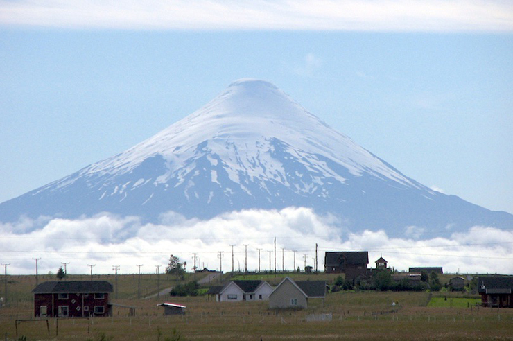 Núi lửa Osorno là một núi lửa dạng tầng hình nón cao 2.652m nằm ở vùng Los Lagos của Chile. Osorno là một trong những ngọn núi lửa hoạt động mạnh nhất ở miền nam Andes Chile với 11 lần phun trào được ghi lại từ năm 1575 đến năm 1869. Dòng dung nham được tạo ra trong những lần phun trào này đã tràn đến cả hai hồ Llanquihue và Todos los Santos.
