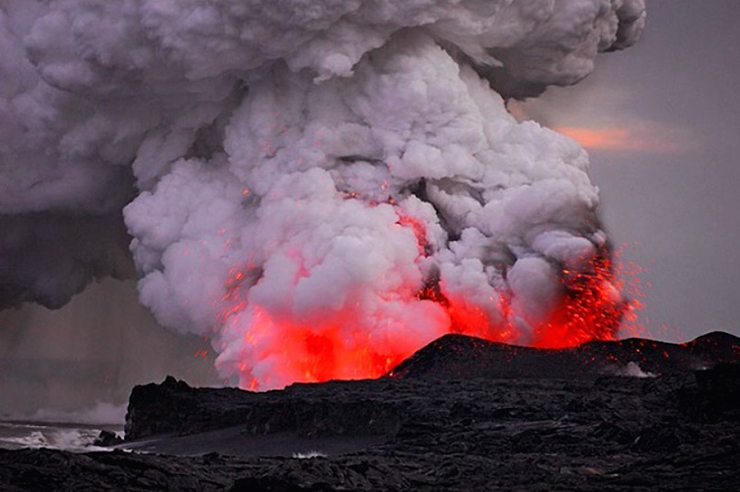 Kilauea là một trong những ngọn núi lửa hoạt động tại Hawaii. Nó&nbsp;là một trong những ngọn núi lửa hoạt động mạnh nhất trên Trái đất, một nguồn tài nguyên vô giá cho các nhà nghiên cứu núi lửa. Đã có 33 vụ phun trào đã diễn ra kể từ năm 1952,không bao gồm các vụ phun trào kể từ năm 1983 và vẫn đang tiếp diễn tới ngày nay
