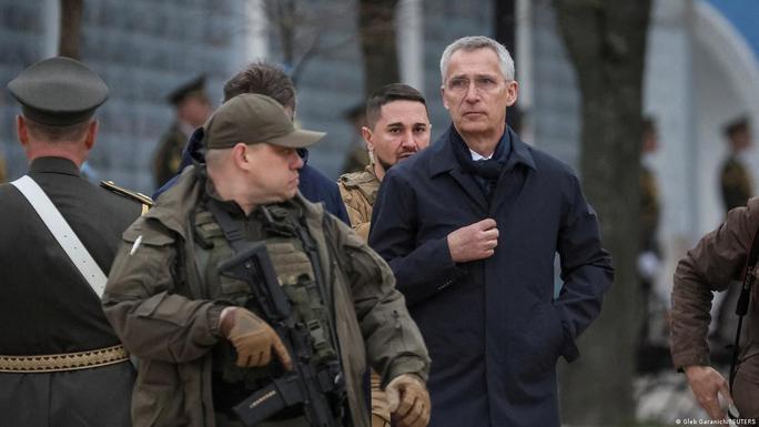 Tổng thư ký NATO Jens Stoltenberg thăm Kiev. Ảnh: Reuters