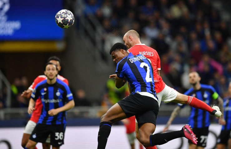 Cú đánh đầu thành bàn gỡ hòa 1-1 của Fredrik Aursnes cho Benfica