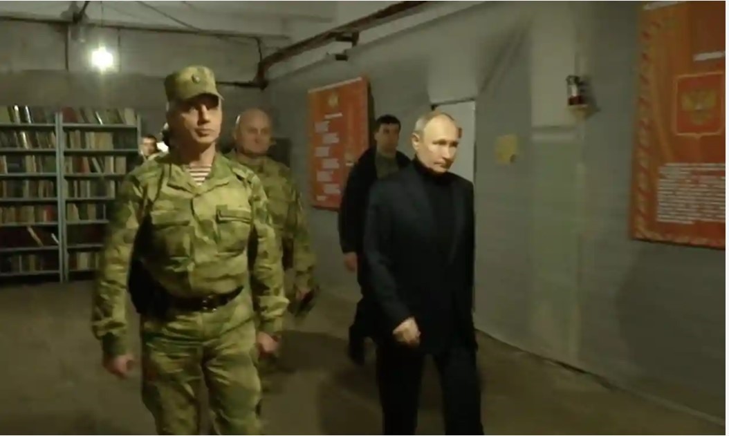 Tổng thống Nga Putin trong chuyến thăm bất ngờ tới Kherson (ảnh: Interfax)