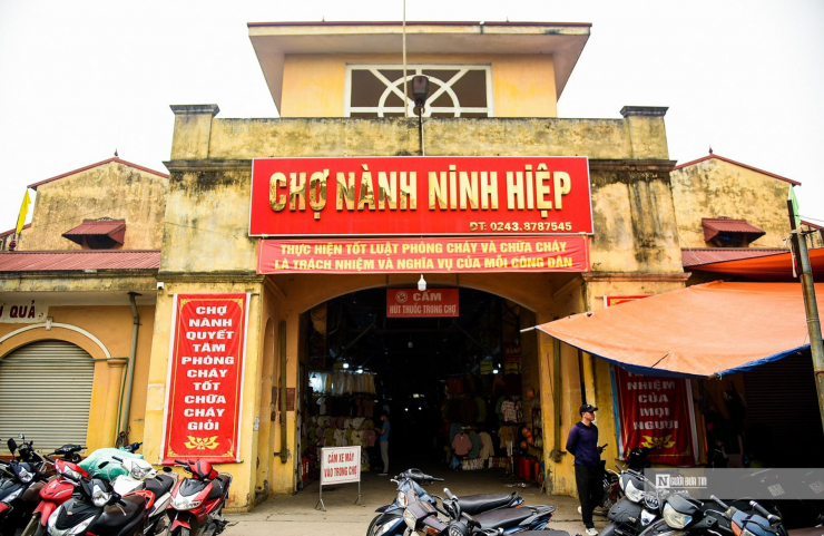 Chợ Ninh Hiệp (huyện Gia Lâm, Hà Nội) được coi là "thủ phủ" về thời trang, vải vóc lớn nhất Thủ đô với gần 4.000 hộ kinh doanh. Trước đây, khu vực này luôn tấp nập người ra người vào giao dịch và vận chuyển hàng nhưng những ngày này không còn cảnh tượng đó.