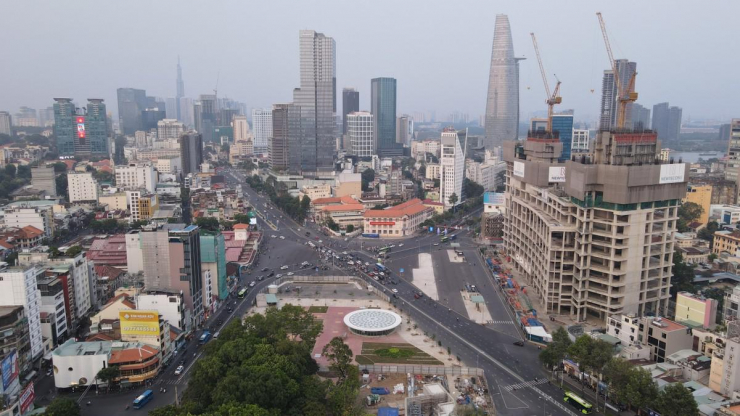 Từ trên cao, hình ảnh "hoa sen" khổng lồ - biểu tượng của ga Trung tâm Bến Thành, tuyến metro số 1 đã lộ diện. Tại đây, công tác tái lập, thảm cỏ ở các tuyến đường xung quanh và khu vực công viên đã hoàn tất.