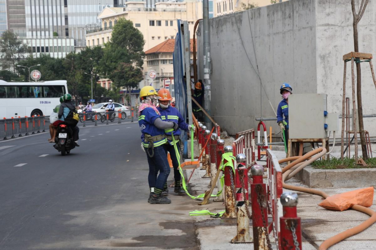 Các công nhân đang tích cực thi công, sớm hoàn trả mặt bằng đúng tiến độ.