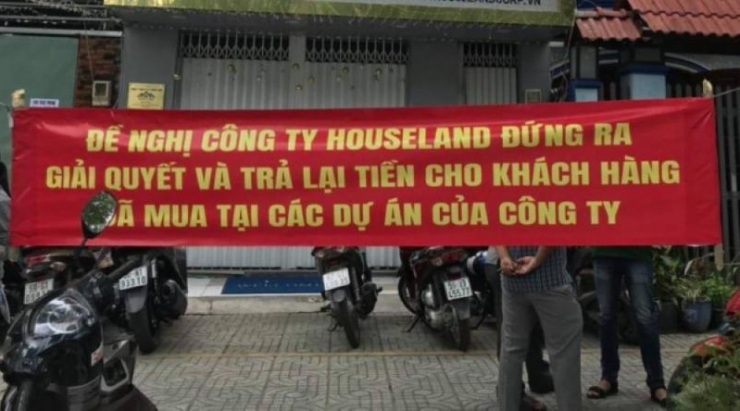 Khách hàng căng băng rôn đòi nợ khi biết bị&nbsp;Công ty House Land lừa.