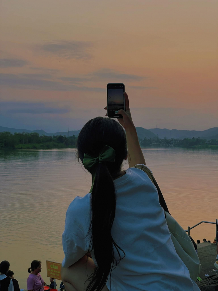 Ghi lại cảnh hoàng hôn bên sông Hương.