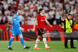 MU đại bại: Báo Anh mỉa mai Maguire & De Gea, so sánh trận thua Liverpool 0-7