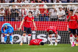 Neville bảo vệ Maguire, fan MU ngã quỵ trên khán đài khi xem đội nhà thua thảm