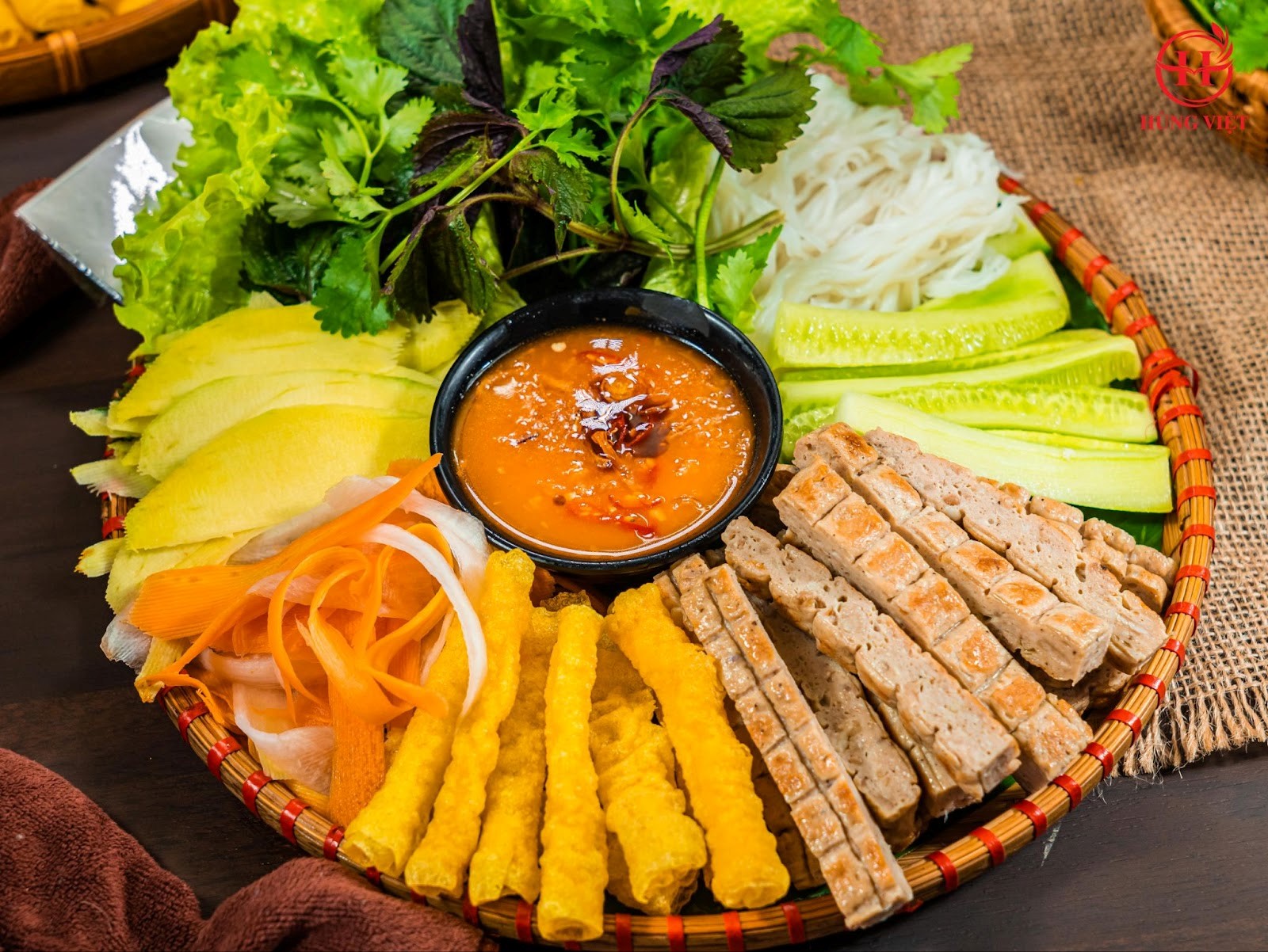 Mẹt Nem nướng Nha Trang được hoàn thành từ các sản phẩm chế biến sẵn của Hùng Việt