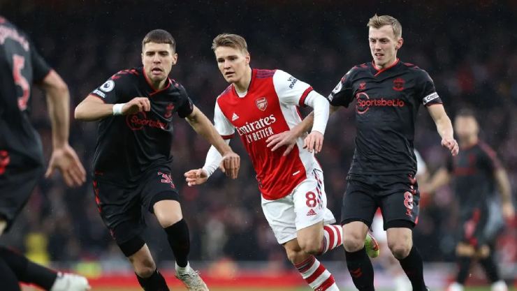 Arsenal (áo đỏ trắng) có cơ hội tạm thời bỏ cách Man City