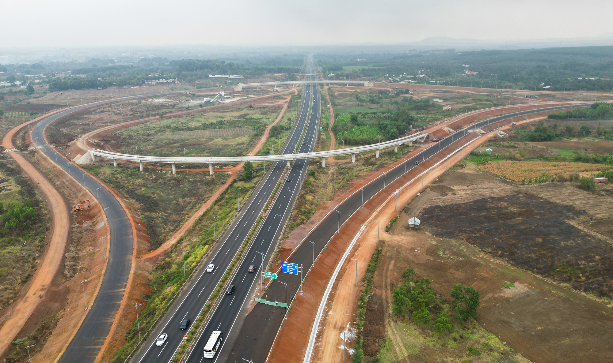 Trên đoạn cao tốc kết nối với cao tốc TP.HCM - Long Thành - Dầu Giây thuộc huyện Thống Nhất (Đồng Nai), các nhánh đường ra vào giữa hai cao tốc đã hoàn thành mặt đường, lắp đặt hệ thống chiếu sáng…