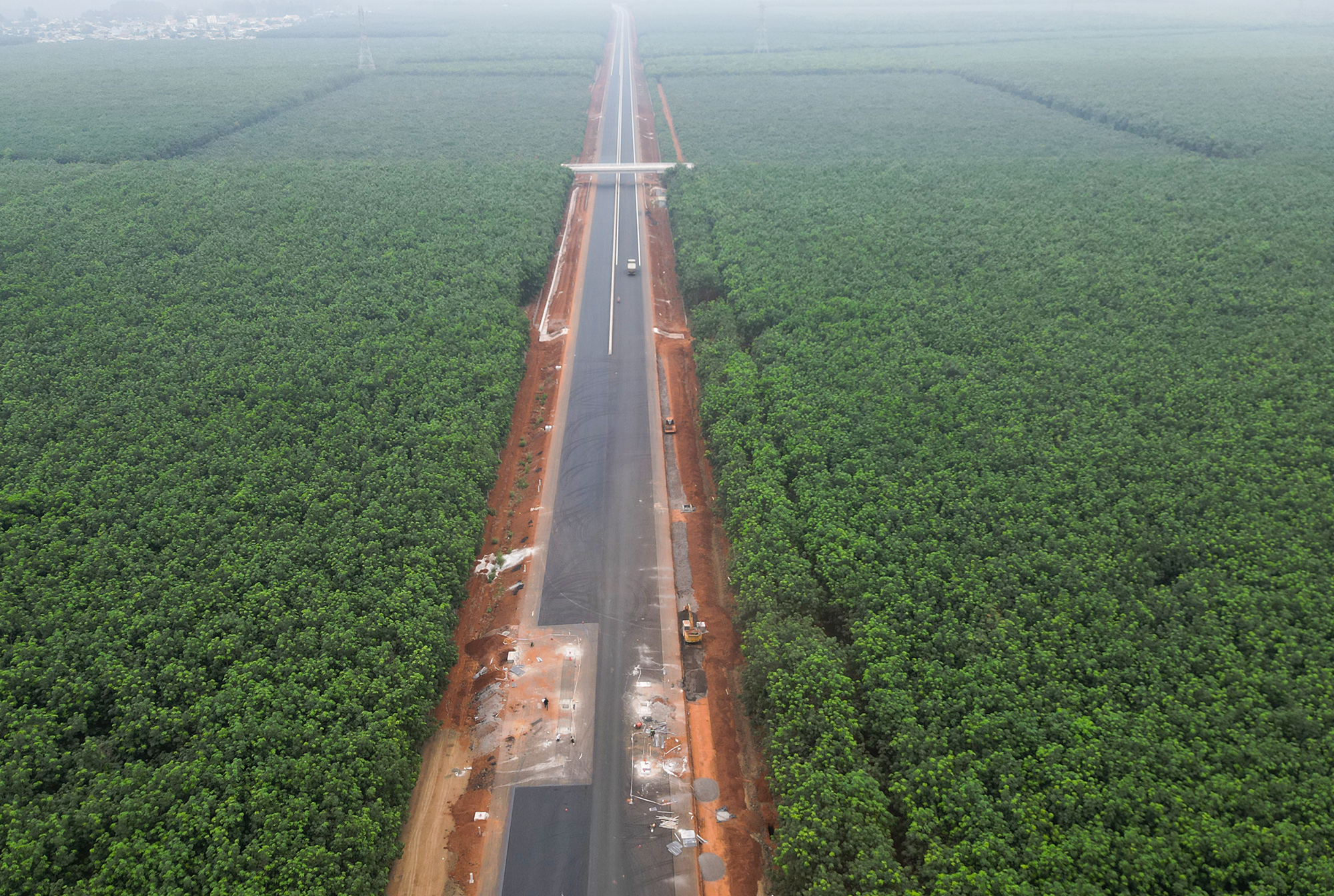 Phần cao tốc đi qua địa bàn tỉnh Đồng Nai dài khoảng 52km, nhiều đoạn chạy qua những cánh rừng cao su bạt ngàn, xanh mướt của xứ sở loại cây công nghiệp này. Các nhà thầu hiện đang lắp dải phân cách, kẻ vạch làn đường, hàng rào hai bên…