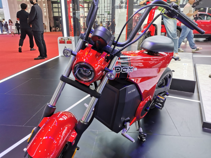 Honda mới ra mắt bộ 3 xe máy điện cỡ nhỏ gồm: Cube e, Dax e, và Zoomer e. Trong hình là mẫu xe điện Dax e. 
