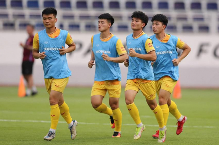 HLV Troussier muốn các học trò tự tin chinh phục nhiều giải đấu bắt đầu từ SEA Games 32. Ảnh: Đ.H.VINH