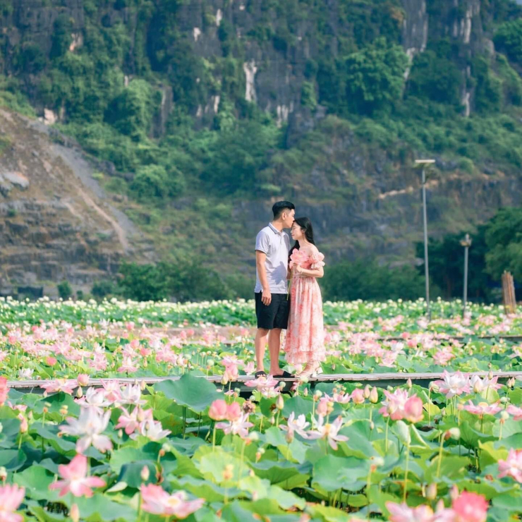 Vào mùa sen nở, nơi đây mang vẻ đẹp vô cùng thơ mộng, hữu tình, khiến ai cũng phải say đắm. (Ảnh: St)