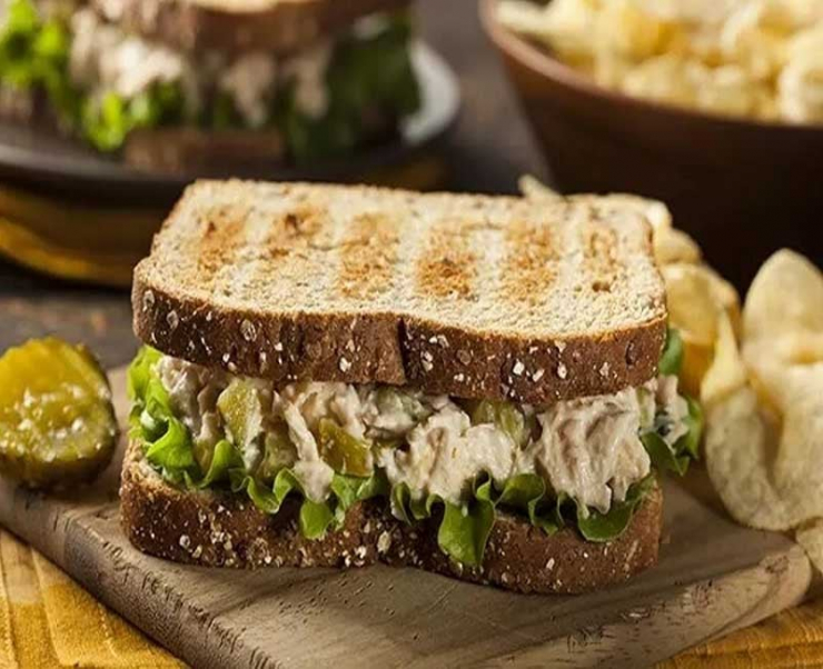 Bánh sandwich với trứng và rau bina phù hợp cho bữa sáng lành mạnh.