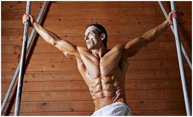 Helmut Strebl đến từ nước Áo được mệnh danh là người đàn ông "có tỷ lệ mỡ thấp nhất thế giới" với cơ bắp cuồn cuộn.

