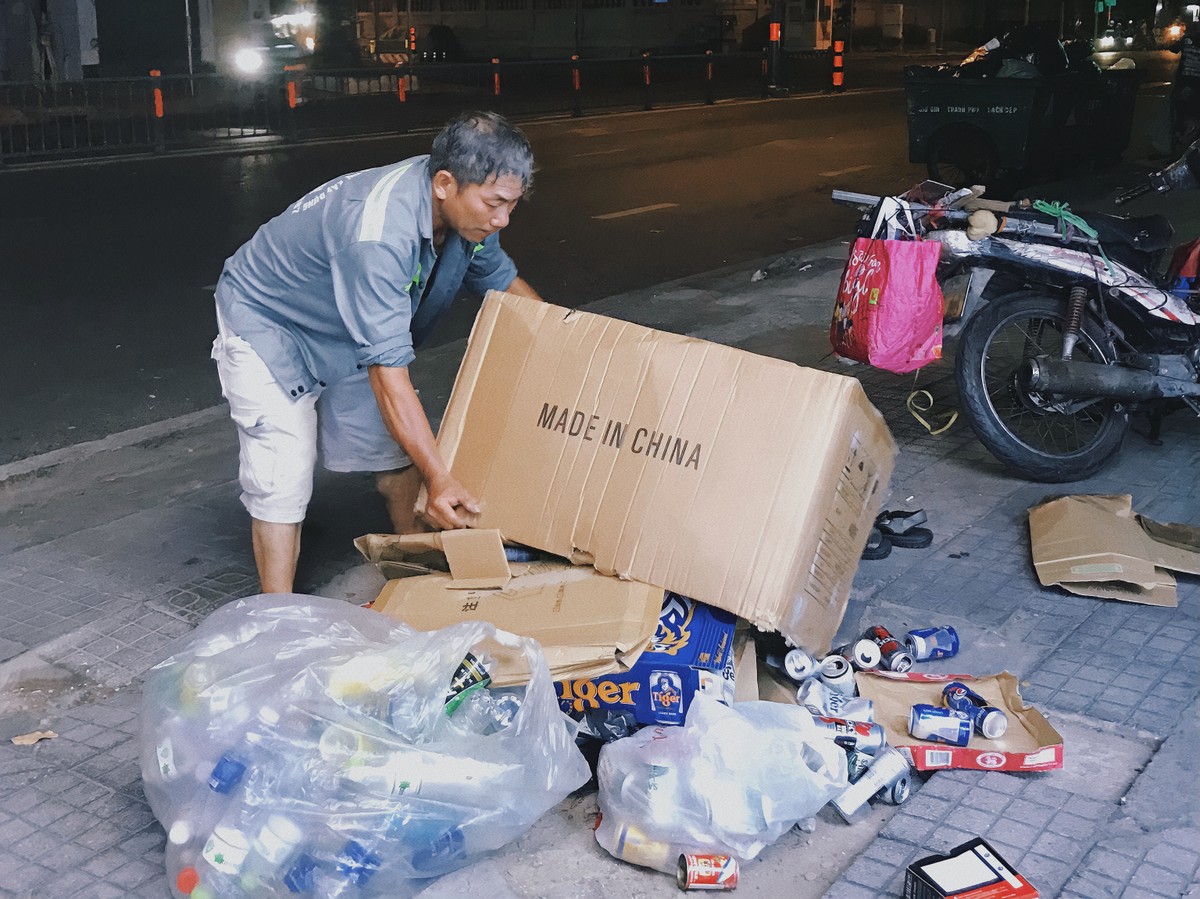 Ông Tư, vẫn miệt mài lao động mưu sinh giữa đêm hè oi ả. Ảnh: TRẦN MINH