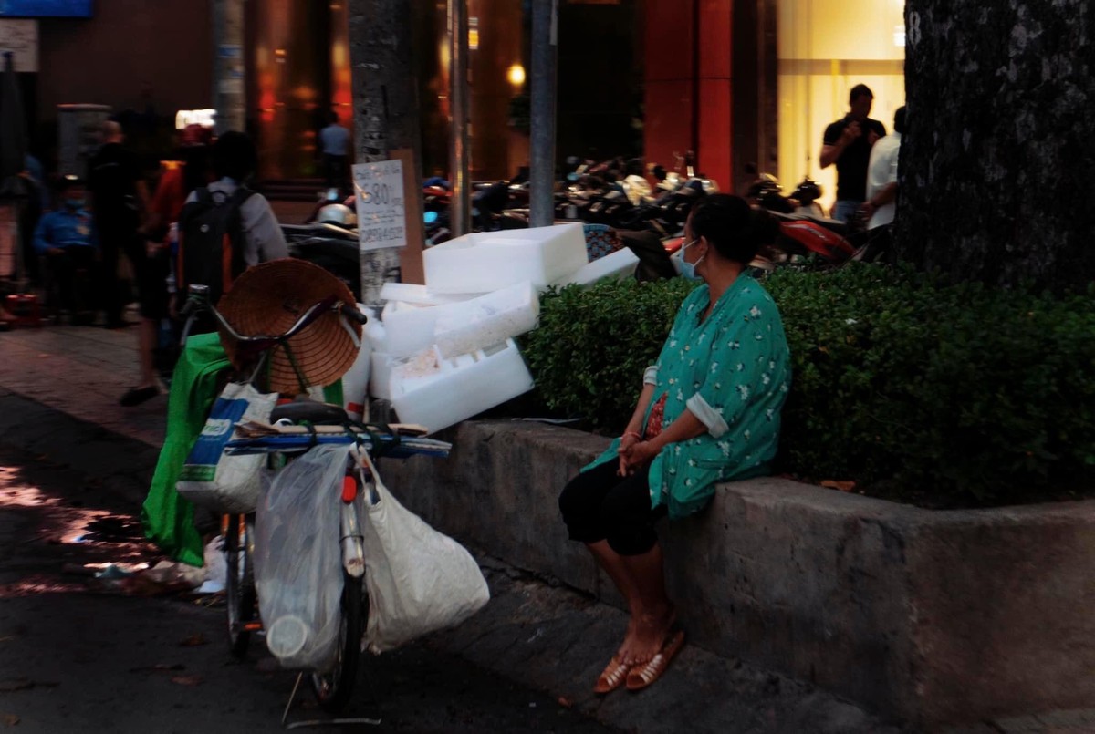 Bà Hồng, nghỉ mệt sau một ngày chống chọi với thời tiết nắng nóng. Ảnh. THẢO HIỂN