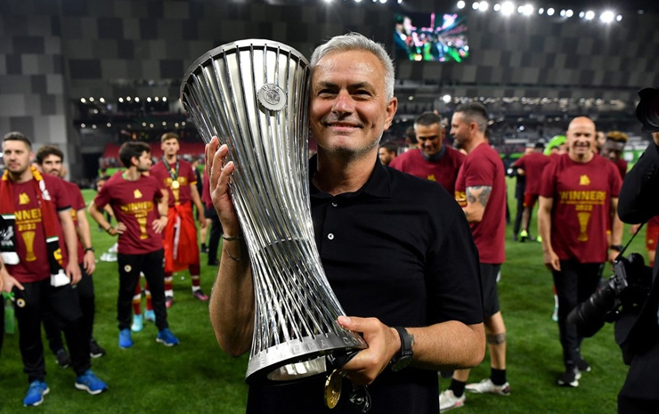 Năm ngoái, HLV Mourinho đã giúp AS Roma vô địch Europa Conference League