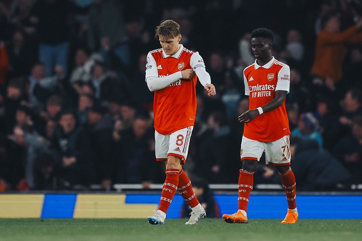 Odegaard và Saka tỏa sáng giữ lại 1 điểm cho Arsenal