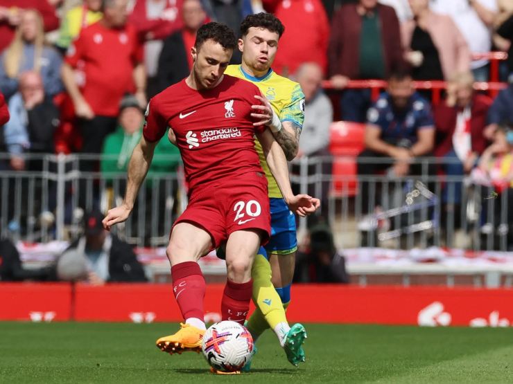 Liverpool (áo đỏ) gặp nhiều khó khăn trước Nottingham Forest